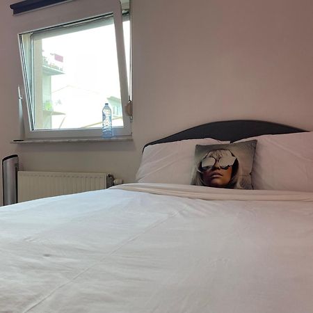 Large Room In Schuttrange Free Parking 10Mins To Airport Excellent Customer Services Ngoại thất bức ảnh