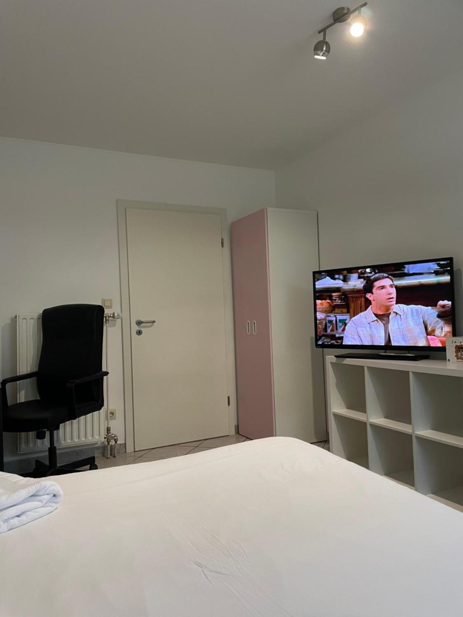 Large Room In Schuttrange Free Parking 10Mins To Airport Excellent Customer Services Ngoại thất bức ảnh