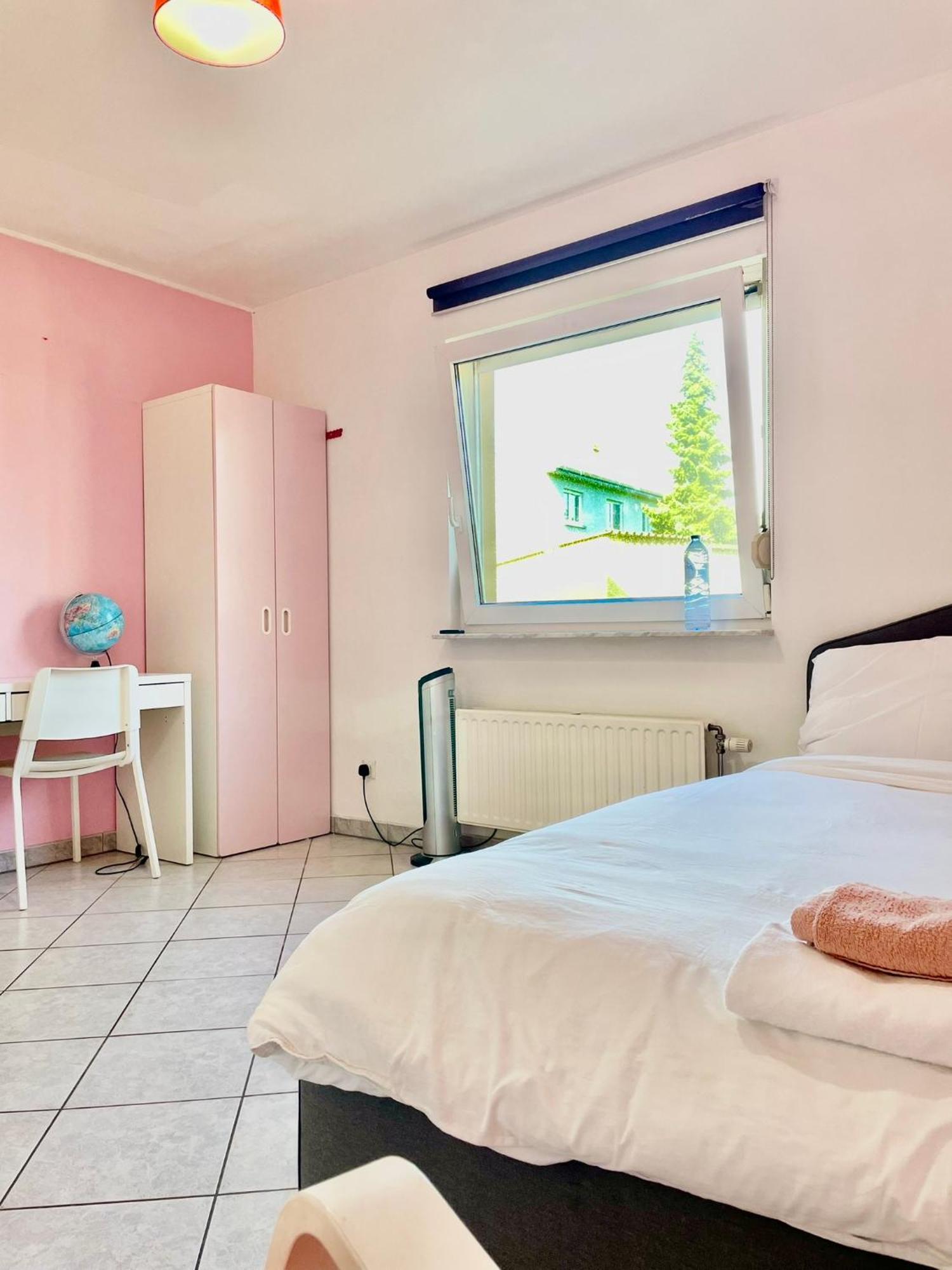 Large Room In Schuttrange Free Parking 10Mins To Airport Excellent Customer Services Ngoại thất bức ảnh